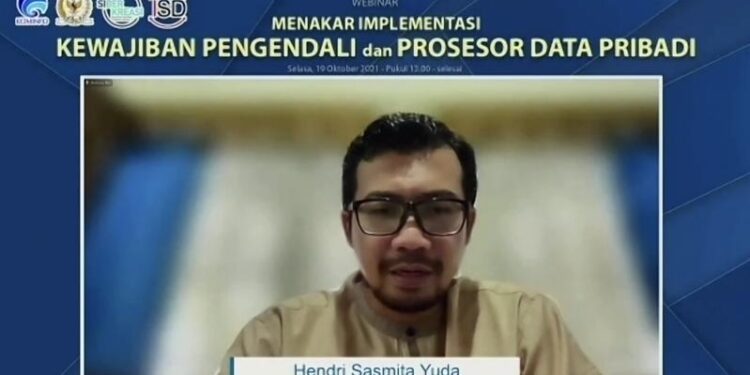 Tangkapan layar ketika Koordinator Tata Kelola Pelindungan Data Pribadi (PDP) Kementerian Komunikasi dan Informatika (Kemkominfo) Hendri Sasmita Yuda memberi paparan materi dalam seminar bertajuk “Menakar Implementasi Kewajiban Pengendali dan Prosesor Data Pribadi” yang disiarkan secara langsung di platform Zoom Meeting, Selasa (19/10/2021). (MASAPNEWS/ANT)