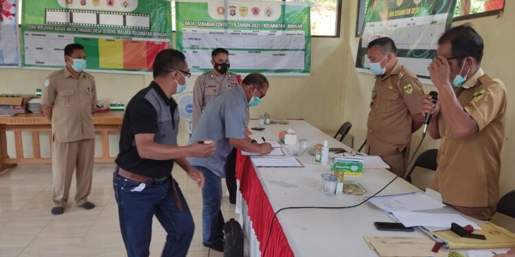 Camat Rungan Osner Sagala dan lainnya menyaksikan penandatanganan komitmen para calon kades Bereng Malaka dalam mendukung pelaksanaan pilkades di desa setempat, Senin (4/10/2021). (IST)