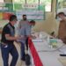 Camat Rungan Osner Sagala dan lainnya menyaksikan penandatanganan komitmen para calon kades Bereng Malaka dalam mendukung pelaksanaan pilkades di desa setempat, Senin (4/10/2021). (IST)