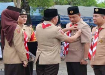 Wakil Bupati sekaligus Wakil Ketua Mabicab Gerakan Pramuka Kabupaten Lamandau Riko Porwanto,S.STP saat penyematan penghargaan Lencana Darmabakti dari Gubernur H Sugianto Sabran yang juga Ketua Mabida Gerakan Pramuka Kalteng.