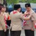 Wakil Bupati sekaligus Wakil Ketua Mabicab Gerakan Pramuka Kabupaten Lamandau Riko Porwanto,S.STP saat penyematan penghargaan Lencana Darmabakti dari Gubernur H Sugianto Sabran yang juga Ketua Mabida Gerakan Pramuka Kalteng.