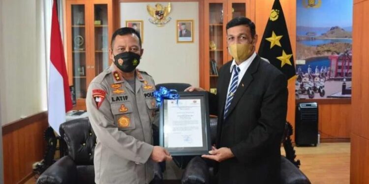Kepala Polda NTT, Inspektur Jenderal Polisi Lotharia Latif (kiri), menerima piagam penghargaan dari Perdana Menteri Timor Leste, Taur Matan Ruak, yang diserahkan Ketua Delegasi Timor Leste, Longguinhos de Castro di Markas Polda NTT, Kupang, NTT, Kamis. (MASAPNEWS/ANT/Ho-Humas Polda NTT)