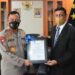 Kepala Polda NTT, Inspektur Jenderal Polisi Lotharia Latif (kiri), menerima piagam penghargaan dari Perdana Menteri Timor Leste, Taur Matan Ruak, yang diserahkan Ketua Delegasi Timor Leste, Longguinhos de Castro di Markas Polda NTT, Kupang, NTT, Kamis. (MASAPNEWS/ANT/Ho-Humas Polda NTT)