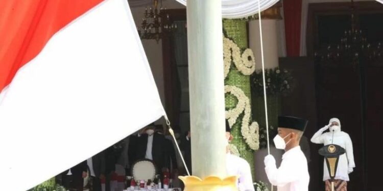 Gubernur Jatim Khofifah Indar Parawansa memberi penghormatan saat bendera merah putih dikibarkan di sela Upacara Peringatan Hari Santri Nasional 2021 di Gedung Negara Grahadi di Surabaya, Jumat (22/10/2021). (MASAPNEWS/ANT/HO-Biro Adpim Jatim)