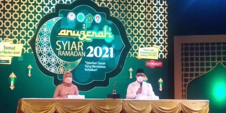 Komisioner KPI Pusat Koordinator Bidang Pengawasan Isi Siaran Mimah Susanti (kiri) dan Wakil Ketua KPI Pusat/Penanggungjawab Anugerah Syiar Ramadan 2021 Mulyo Hadi Purnomo (kanan) saat konferensi pers Anugerah Syiar Ramadan 2021 di Auditorium Abdurrahman Saleh Gedung LPP RRI, Jumat, (22/10/2021) (MASAPNEWS/ANT)