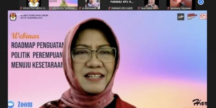 Ahli Peneliti Utama Pusat Riset Politik Badan Riset dan Inovasi Nasional (BRIN), Siti Zuhro, memberi paparan materi dalam seminar bertajuk “Roadmap Penguatan Peran Politik Perempuan Menuju Kesetaraan” yang disiarkan secara langsung di kanal YouTube KPUD Tasikmalaya, Jumat (22/10/2021). (MASAPNEWS/ANT/Tangkapan layar)