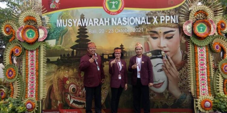 Ketua DPD PPNI Kabupaten Gumas Rahmattambun (kiri) bersama beberapa pengurus saat menghadiri Munas ke X PPNI di Bali, 20-23 Oktober 2021. (MASAPNEWS/Foto DPD PPNI Kabupaten Gumas)