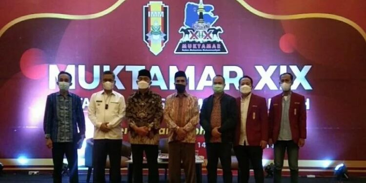 Menteri Koordinator Pembangunan Manusia dan Kebudayaan (PMK) Muhadjir Effendy (ketiga kiri), Wali Kota Kendari Sulkarnain Kadir (kedua kiri) saat menghadiri Muktamar XIX IMM di Kendari, Sulawesi Tenggara, Jumat (22/10/2021). (MASAPNEWS/ANT)