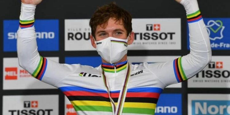 Pebalap sepeda Amerika Serikat Ashton Lambie menjuarai final Individual Pursuit putra dalam UCI Track Cycling World Championships di The Jean-Stablinski Velodrome di Roubaix, Prancis, 22 Oktober 2021. (AFP/DENIS CHARLET)