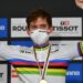 Pebalap sepeda Amerika Serikat Ashton Lambie menjuarai final Individual Pursuit putra dalam UCI Track Cycling World Championships di The Jean-Stablinski Velodrome di Roubaix, Prancis, 22 Oktober 2021. (AFP/DENIS CHARLET)