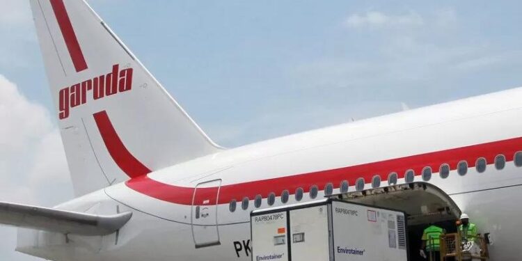 Pekerja cargo menurunkan vaksin COVID-19 Sinovac dari pesawat Garuda Indonesia setibanya dari Beijing di Terminal Cargo Bandara Soekarno Hatta, Tangerang, Banten, Selasa (2/3/2021). (MASAPNEWS/ANT)