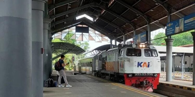 Seorang penumpang sedang menunggu KA di Stasiun Gubeng Surabaya. (MASAPNEWS/ANT)