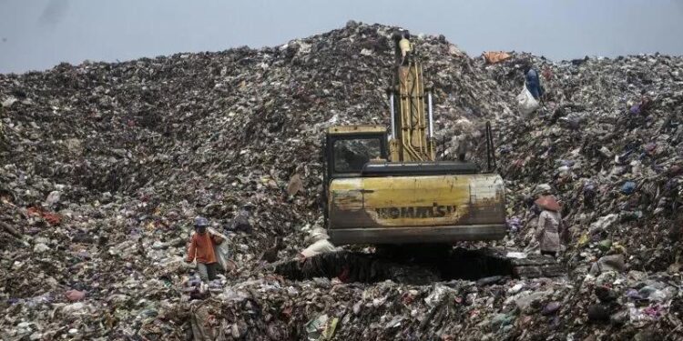 Petugas mengumpulkan sampah dari berbagai daerah di Tempat Pembuangan Akhir (TPA) Randukuning Kabupaten Batang, Jawa Tengah Jumat (22/10/21). (MASAPNEWS/ANT)