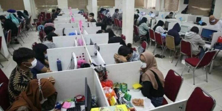 Suasana ruang kerja jasa Pinjol usai penggerebekan kantor jasa pinjaman online (Pinjol) oleh Dit Reskrimsus Polda Metro Jaya di Cipondoh, Tangerang, Banten, Kamis (14/10/2021). Dalam penggerebekan tersebut polisi mengamankan 56 orang karyawan yang bekerja di bagian penawaran hingga penagihan. (MASAPNEWS/ANT)