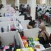 Suasana ruang kerja jasa Pinjol usai penggerebekan kantor jasa pinjaman online (Pinjol) oleh Dit Reskrimsus Polda Metro Jaya di Cipondoh, Tangerang, Banten, Kamis (14/10/2021). Dalam penggerebekan tersebut polisi mengamankan 56 orang karyawan yang bekerja di bagian penawaran hingga penagihan. (MASAPNEWS/ANT)