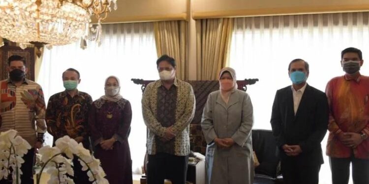 Menteri Koordinator Bidang Perekonomian Airlangga Hartarto saat menerima kunjungan Menteri Perusahaan Perladangan dan Komoditi Malaysia Zuraida Binti Kamaruddin di Jakarta, Minggu (24/10). (MASAPNEWS/ANT/HO-Kemenko Perekonomian)