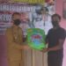 Bupati Gumas, Jaya S Monong menyalurkan benih dan pakan ikan di Desa Bereng Jun, Kecamatan Manuhing, Senin (25/10/2021). (IST)