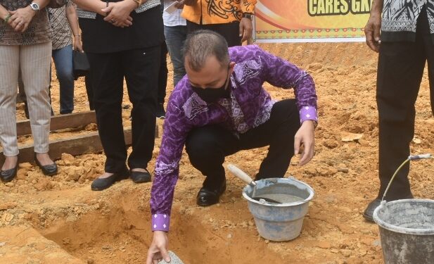 Bupati yang juga Ketua Perwakilan Majelis Sinode GKE Kabupaten Gumas, Jaya S Monong melakukan peletakan batu pertama gedung GKE Jalemu Masulan di Desa Jalemu Masulan, Minggu (24/10/2021). (IST)