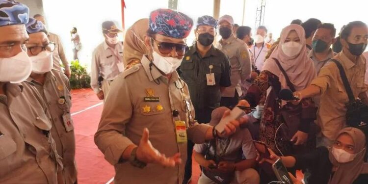 Menteri Pertanian Syahrul Yasin Limpo memberikan keterangan pada wartawan usai acara peringatan Hari Pangan Sedunia ke-41 di Kecamatan Gegesik Kabupaten Cirebon, Jawa Barat, Senin (25/10/2021). (MASAPNEWS/ANT)