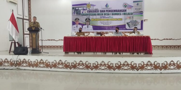 Bupati Gunung Mas Jaya Samaya Monong saat membuka Kegiatan Evaluasi dan Pengembangan BUMDes Wilayah Kabupaten Gumas, di aula GPU Damang Batu Kuala Kurun, Selasa (26/10/2021).