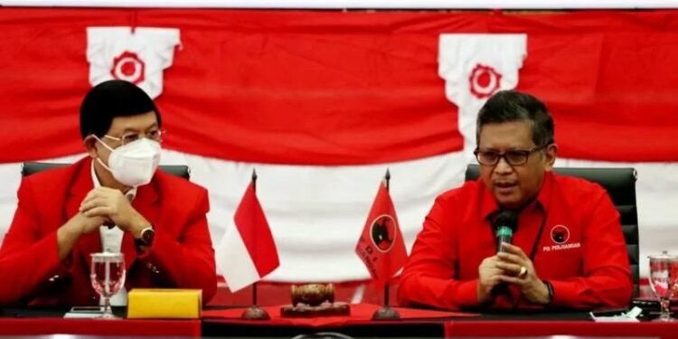 Sekjen DPP PDI Perjuangan Hasto Kristiyanto (kanan) dan Ketua Umum PKP Mayjen Mar (Purn) Yussuf Solichien saat melakukan pertemuan di Kantor DPP PDIP, Jakarta, Selasa (26/10/2021). (MASAPNEWS/ANT/HO-PDIP)