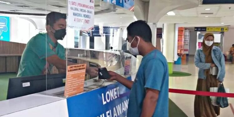 Ilustrasi: Calon penumpang KAI Sumut membeli tiket kereta api di Stasiun KA Medan. (MASAPNEWS/ANT)