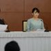Cucu Kaisar Akihito Putri Mako dan calon suaminya Kei Komuro memberikan penjelasan saat konferensi pers untuk mengumukan pernikahan mereka, di Grand Arc Hotel in Tokyo, Jepang, Selasa (26/10/2021). (MASAPNEWS/ANT/Pool via Reuters-Nicolas Datiche)