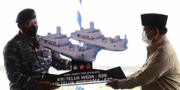 Menhan Prabowo Subianto saat menyerahkan kapal angkut tank secara simbolis kepada Kasal Laksamana TNI Yudo Margono di Galangan PT Bandar Abadi Batam, Selasa (26/10/2021). (MASAPNEWS/ANT/HO-Humas Setjen Kemhan)
