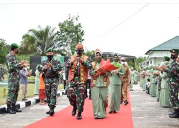 Danrem 102/Pjg Brigjen TNI Yudianto Putrajaya, SE, MM beserta istri dan rombongan disambut dengan upacara adat di Makodim 1017/Lmd, Selasa (26/10/2021).