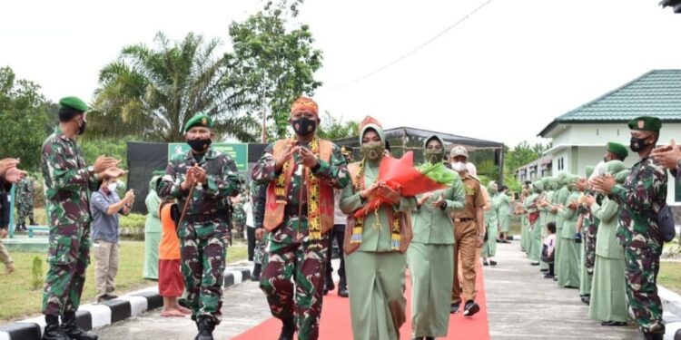 Danrem 102/Pjg Brigjen TNI Yudianto Putrajaya, SE, MM beserta istri dan rombongan disambut dengan upacara adat di Makodim 1017/Lmd, Selasa (26/10/2021).