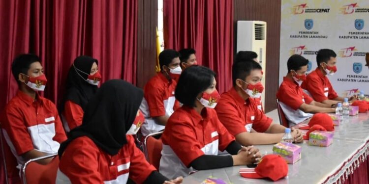 Puluhan peserta dari Kabupaten Lamandau mengikuti pelepasan dalam rangka mengikuti peringatan Sumpah Pemuda dan IBAB tingkat Kalteng ke-93 di Kabupaten Seruyan.