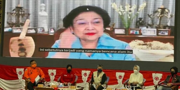Presiden Kelima RI yang juga Ketua Umum DPP PDIP Megawati Soekarnoputri pada acara pembukaan Pelatihan Kebencanaan "Lanina, Fenomena dan Dampaknya" yang digelar oleh Badan Penanggulangan Bencana (Baguna) PDIP, secara daring, di Jakarta, Rabu (27/10/2021). (MASAPNEWS/ANT/HO-PDIP)