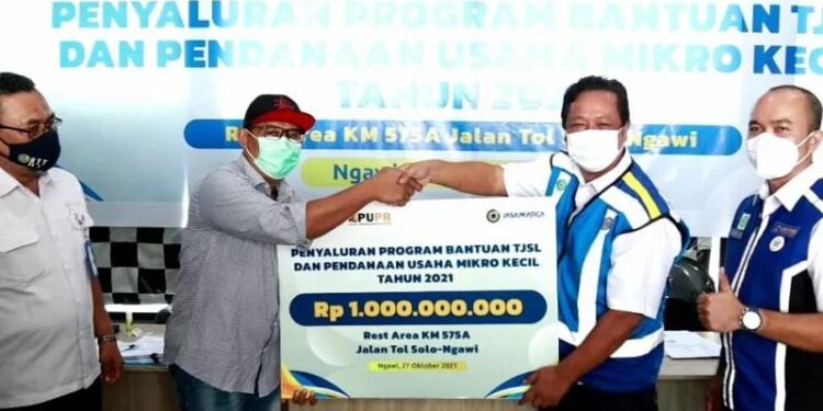 Pemberian bantuan secara simbolis kepada UMKM di rest area Ngawi. (MASAPNEWS/ANT/HO-Jasa Marga)