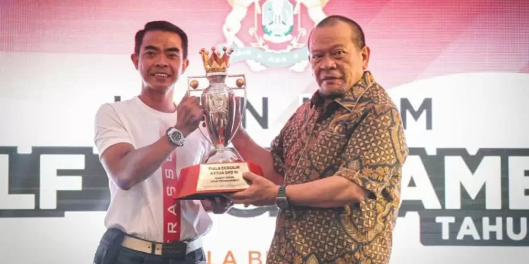 Ketua DPD RI, AA LaNyalla Mahmud Mattalitti menyerahkan langsung trofi bergilir Ketua DPD RI serta trofi Kadin Jatim kepada pemenang turnamen, Recky Basari yang merupakan pengusaha dari Surabaya, Sabtu (13/11/2021). (MASAPNEWS/ANT/HO-DPD RI)