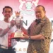 Ketua DPD RI, AA LaNyalla Mahmud Mattalitti menyerahkan langsung trofi bergilir Ketua DPD RI serta trofi Kadin Jatim kepada pemenang turnamen, Recky Basari yang merupakan pengusaha dari Surabaya, Sabtu (13/11/2021). (MASAPNEWS/ANT/HO-DPD RI)