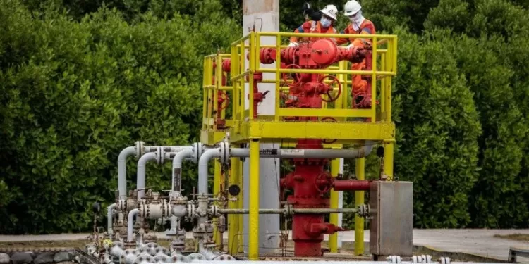 Ilustrasi- Pekerja melakukan aktivitas produksi minyak bumi. (MASAPNEWS/ANT/HO-Pertamina)