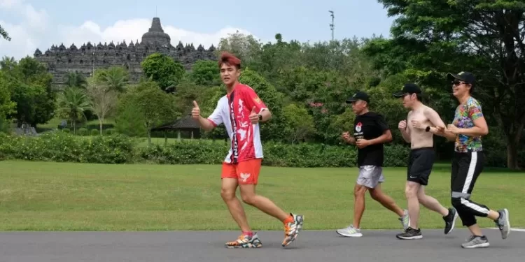 Pelari William Sidharta (kanan) berlari saat memecahkan rekor dunia Solo Marathon mengelilingi Candi Borobudur Magelang, Jateng, Senin (25/10/2021). Pelari berusai 23 tahun tersebut memecahkan rekor Lembaga Prestasi Indonesia Dunia (LEPRID) Solo Marathon mengelilingi Candi Borobudur sebanyak 30 putaran sejauh 51 kilometer dengan catatan waktu 5 jam 1 menit tanpa berhenti untuk menggalang dana kemanusiaan. (MASAPNEWS/ANT)