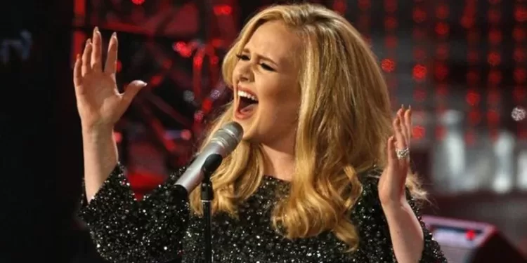 Penyanyi Inggris Adele saat membawakan lagu "Skyfall" di Academy Awards ke-85 di Hollywood, California, 24 Februari 2013. (REUTERS/Mario Anzuoni)