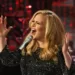 Penyanyi Inggris Adele saat membawakan lagu "Skyfall" di Academy Awards ke-85 di Hollywood, California, 24 Februari 2013. (REUTERS/Mario Anzuoni)