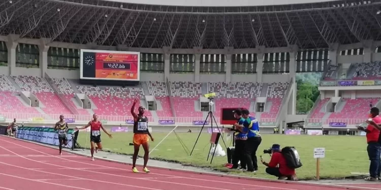 Pelari Abraham Elopere dari Papua finis pertama nomor 1500 meter putra T20 cabang atletik di Stadion Lukas Enembe, Kabupaten Jayapura, Papua, Sabtu (6/11/2021) (MASAPNEWS/ANT)