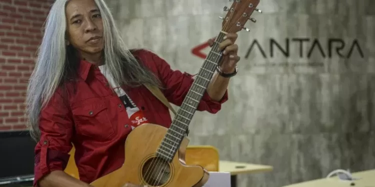 Musisi Fajar Endra Taruna Mangkudisastro atau Jarwo berpose saat berkunjung ke Kantor Redaksi LKBN Antara, Wisma Antara, Jakarta, Rabu (24/11/2021). Dalam kesempatan tersebut, Jarwo memperkenalkan album solonya yang berjudul 'Anti Rebahan'. (MASAPNEWS/ANT)