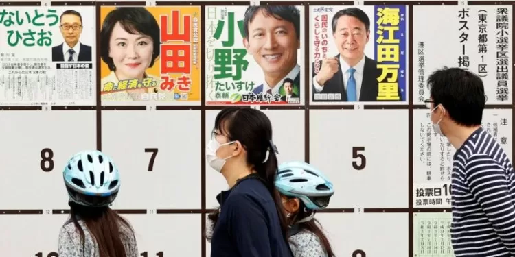 Poster calon anggota majelis rendah dipajang di depan tempat pemungutan suara, ditengah pandemi virus corona (COVID-19), di Tokyo, Jepang, Minggu (31/10/2021). (MASAPNEWS/ANT/REUTERS/Issei Kato)