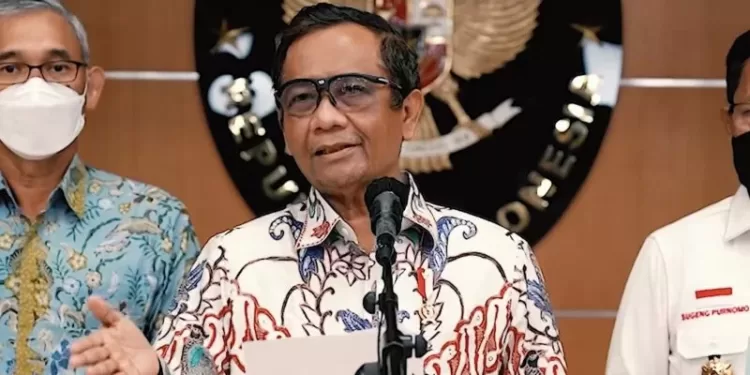 Menteri Koordinator Bidang Politik, Hukum, dan Keamanan (Menko Polhukam) RI Mahfud MD (tengah) memberi keterangan terkait perkembangan penagihan dana BLBI saat jumpa pers di Jakarta, Senin (8/11/2021) sebagaimana disiarkan oleh kanal YouTube Kemenko Polhukam RI. (MASAPNEWS/ANT/Tangkapan layar)