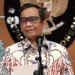 Menteri Koordinator Bidang Politik, Hukum, dan Keamanan (Menko Polhukam) RI Mahfud MD (tengah) memberi keterangan terkait perkembangan penagihan dana BLBI saat jumpa pers di Jakarta, Senin (8/11/2021) sebagaimana disiarkan oleh kanal YouTube Kemenko Polhukam RI. (MASAPNEWS/ANT/Tangkapan layar)