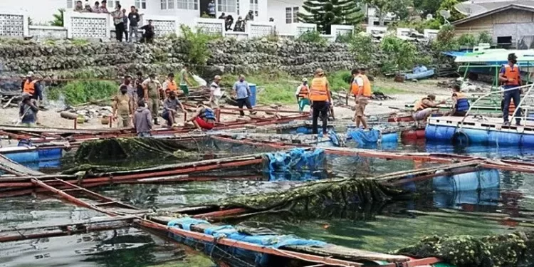 Kegiatan penertiban keramba jaring apung di Haranggaol, Danau Toba, Kabupaten Simalungun. (MASAPNEWS/ANT/HO-Humas Polres Simalungun)