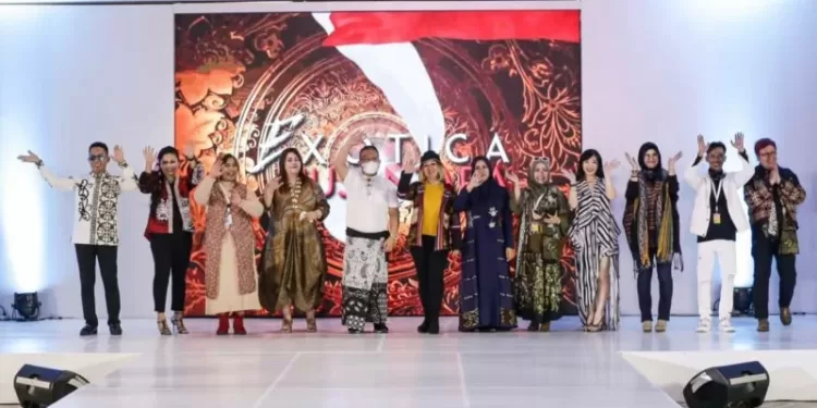 Suasana gelaran peragaan busana bertajuk Road to Indonesia Fashion Parade 2022 yang dihelat di Bali, Sabtu (6/11/2021) (MASAPNEWS/ANT/HO)