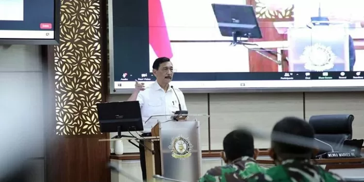 Menko Kemaritiman dan Investasi Luhut Binsar Pandjaitan saat memberikan kuliah umum bagi siswa Sekolah Staf dan Komandan Angkatan Darat (Seskoad) di Bandung, Jawa Barat, Kamis (18/11/2021). (MASAPNEWS/ANT/HO-Kemenko Kemaritiman dan Investasi)