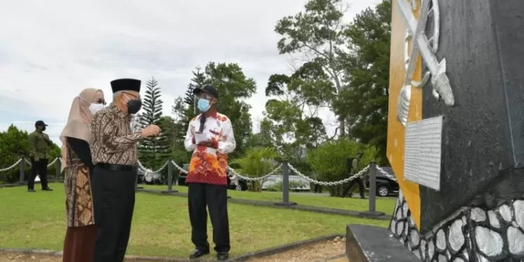 Wakil Presiden Ma'ruf Amin dan Wury Estu Handayani mengunjungi Tugu MacArthur di Papua, Sabtu (6/11/2021). (MASAPNEWS/ANT/HO-Setwapres)