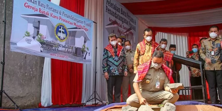 Dokumentasi Gubernur DKI Jakarta, Anies Baswedan, saat meletakkan batu pertama dan penandatanganan prasasti Gereja Batak Karo Protestan (GBKP) Tugu di Jalan Tugu Indah I, Semper Barat, Cilincing, Jakarta Utara, Selasa (26/10/2021). (MASAPNEWS/ANT/HO-Kominfotik Jakarta Utara)