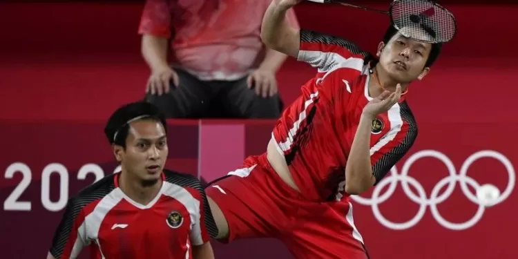 Pebulu tangkis ganda putra Indonesia Mohammad Ahsan/Hendra Setiawan mengembalikan kok ke arah ganda putra Malaysia Aaron Chia/Soh Wooi Yik dalam pertandingan perebutan medali perunggu Olimpiade Tokyo 2020 di Musashino Forest Sport Plaza, Tokyo, Jepang, Sabtu (31/7/2021). (MASAPNEWS/ANT)